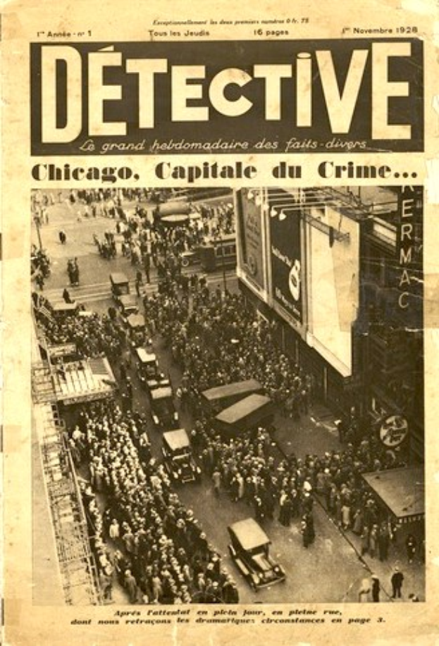 Schwarz-weißes Zeitungsbild mit der Überschrift "Detective, Chicago, Capital du Crime" zeigt eine belebte StraßenSzene mit Menschen, Fahrzeugen und Gebäuden im Hintergrund.