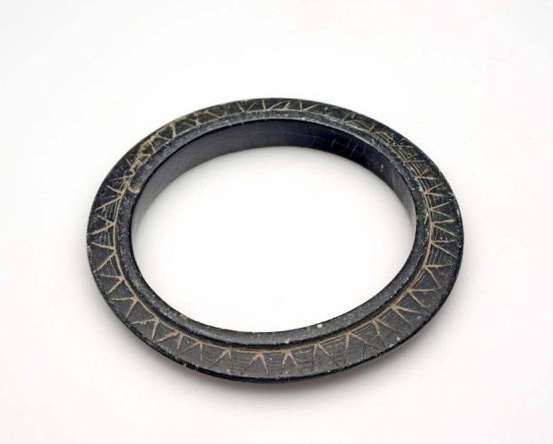 Altes Buch mit vier verschiedenen Siegeln, die in einem Kreis auf einer offenen Seite mit Text und Bildern angeordnet sind.