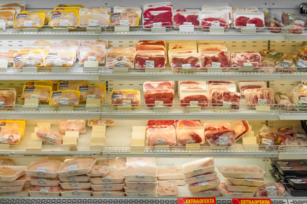 Ein gut organisierter Supermarktregal mit verschiedenen Fleischsorten und angehefteten Preisschildern.