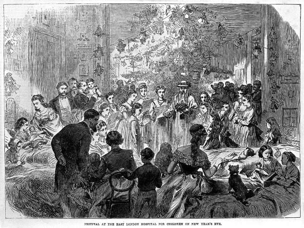 Schwarz-weiß-Illustration einer vollen Räumlichkeit mit stehenden und sitzenden Menschen in Stühlen, beschriftet "Festival im Ostlondoner Krankenhaus an Silvester" unten.