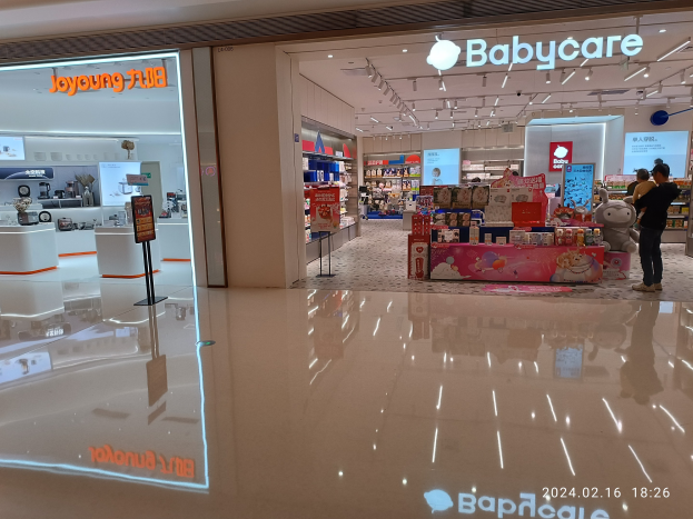 Laden für Babypflege inmitten eines Einkaufszentrums, umgeben von Spielzeugen, Regalen, Schildern und einem Anzeigebildschirm, im Mall of Asia gelegen.