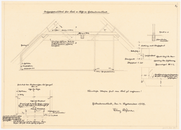Schwarze und weiße architektonische Zeichnung eines Hauses mit einem Dach, das als erster Grundriss des Hauses bezeichnet wird, begleitet von detailliertem Text und strukturellen Notizen.