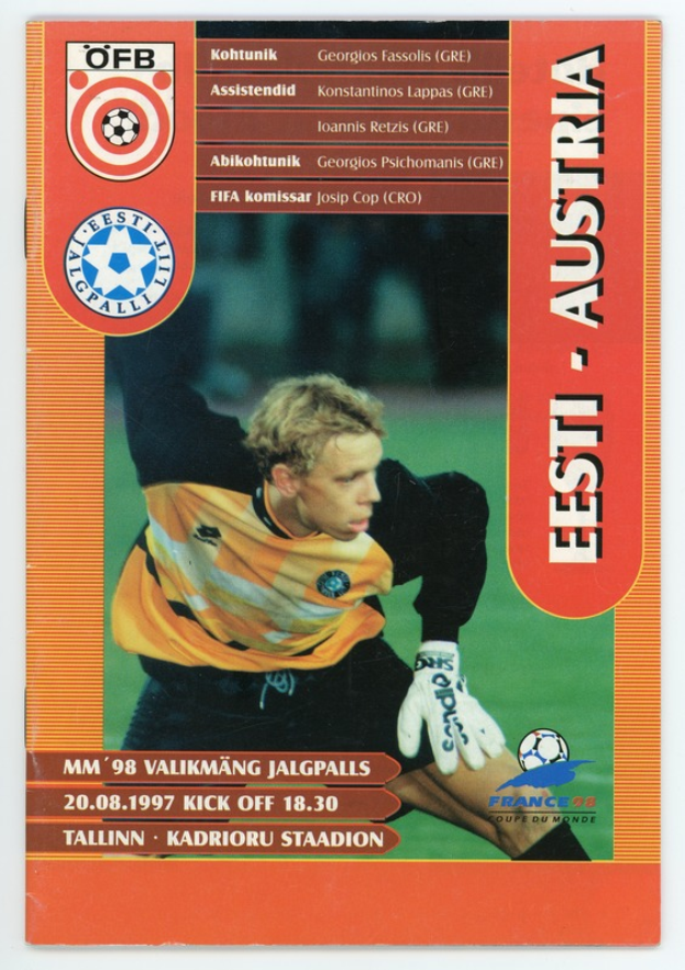 Eine Fußballkarte aus der FIFA-Weltmeisterschaft 1998 in Deutschland, die einen Spieler in einem Trikot mit entschlossener Miene zeigt, vor einem hellblauen Himmel mit weißen Wolken.
