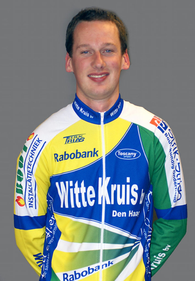 Ein Sportler posiert für ein Foto, auf dem verschiedene Sponsorenfirmen auf seinem Hemd zu sehen sind.