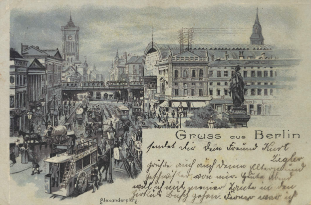 Eine alte Postkarte zeigt eine belebte Stadtstraße in Berlin, Deutschland, mit Gebäuden, Straßenmasten, Straßenlaternen, Pferdewagen, Menschen, einer Statue und einer Brücke im Hintergrund unter einem bewölkten Himmel, zusammen mit Text auf der Postkarte.