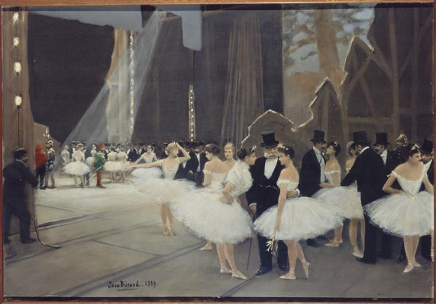 Ein Bild namens "Tanz an der Oper" von Jean Beraud, das eine Gruppe von Tänzern in weißen Tutus und Hüten auf einer Bühne zeigt, die von Lichtern beleuchtet wird und von einem Photo Rahmen umgeben ist.