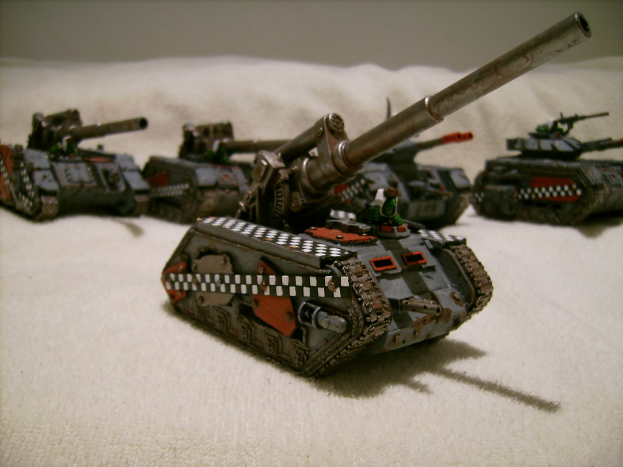 Panzer auf weißem Tuch mit weißem Hintergrund