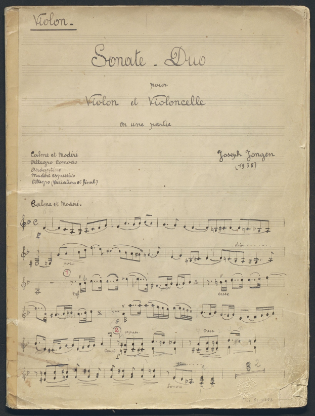 Schwarzer Hintergrund mit einem alten Notenblatt, das in der Mitte "Sonate Duo" trägt.