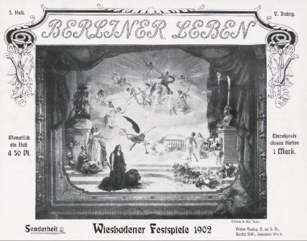 Schwarzes und weißes Foto einer Bühne von den "Wiesbadener Festspielen 1902" mit Darstellern in traditioneller deutscher Tracht und einem applaudierenden Publikum.