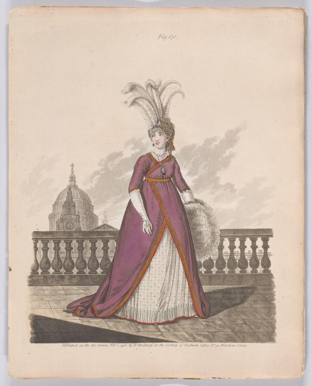 Frau in einem violetten und weißen Kleid mit einem gefiederten Kopfschmuck, die an einem Geländer steht, mit einem Gebäude und Wolken im Hintergrund, beschriftet mit "Mode von New York, New York Street, 1790."