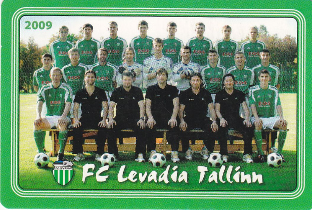 Ein Plakat der FC Levadia Tallinn-Mannschaft mit einer Gruppe von Menschen im Vordergrund, Fußball im Hintergrund, Bäumen und einem klaren blauen Himmel und Text mit einem Logo unten.