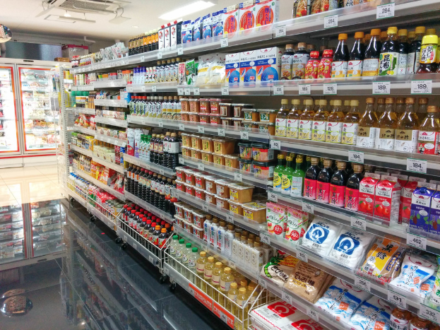 Ein Supermarktinneres mit verschiedenen Lebensmittel auf Regalen.