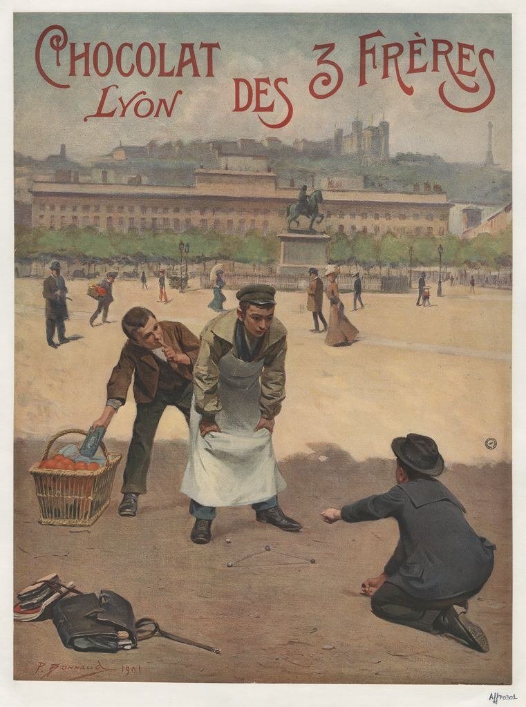 Plakat, das "Chocolat des 3 Freres Lyon" bewirbt, mit einer Gruppe von Menschen, einem Korb mit Früchten im Vordergrund und Gebäuden, Bäumen, einer Statue und einem klaren blauen Himmel im Hintergrund.