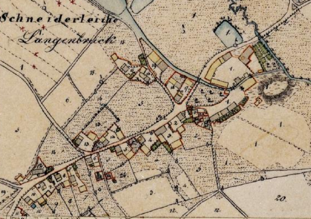 Ein altes, detailliertes Stadtplan von Langerbruch, Deutschland, mit der Schneiderläderkirche im Zentrum, der Straßen, Gebäude und die umliegenden Gebiete zeigt, zusammen mit Text über die Bevölkerung, Sehenswürdigkeiten und Straßen der Stadt.