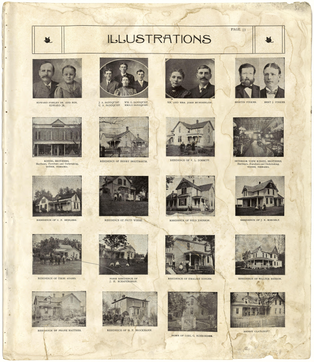 Ein altes Buch mit einer Collage von Illustrationen von Menschen und H%C3%A4usern, mit Text auf den Seiten, wo die Menschen in verschiedene Richtungen schauen und die H%C3%A4user in Gr%C3%B6%C3%9Fe, Form und Farbe variieren.