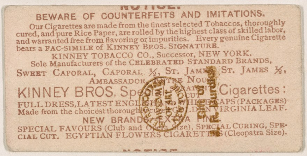 Papier mit schwarzem Text auf einem weißen Hintergrund und einem kreisförmigen Stempel mit der Aufschrift "Vorsicht vor Fälschungen und Imitationen - Kinney Bros. Zigaretten" in Schwarz mit einem weißen Zentrum.
