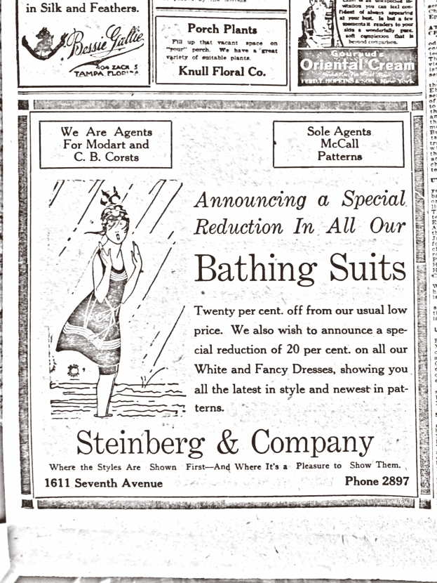 Eine Frau in einem weißen hochgeschlossenen, langärmeligen Kleid mit ihrem Haar in einem Knoten, die in der Mitte einer Vintage-Steinberg & Company-Badeanzugswerbung steht, umgeben von Text.