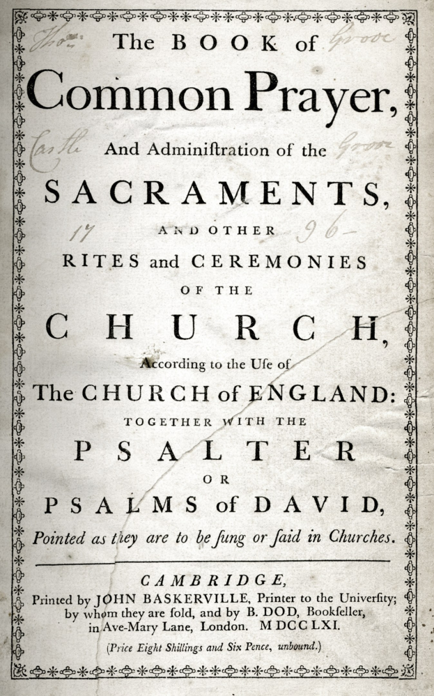 Ein altes, aufgeschlagenes Buch mit dem Titel "The Book of Common Prayer and Administration of the Sacraments, Rites and Ceremonies of the Church of England" mit einer Seite schwarzer Tinte.