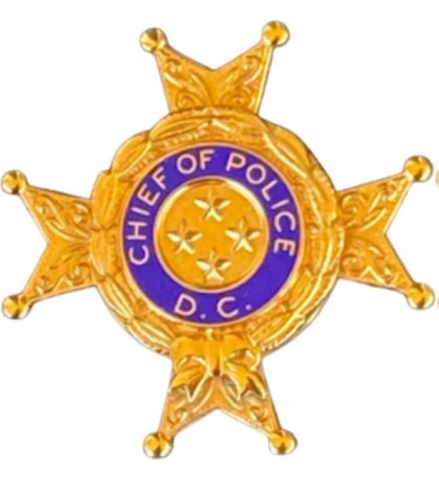 Ein Polizeistern mit der Aufschrift "Polizeichef" auf einem weißen Hintergrund.