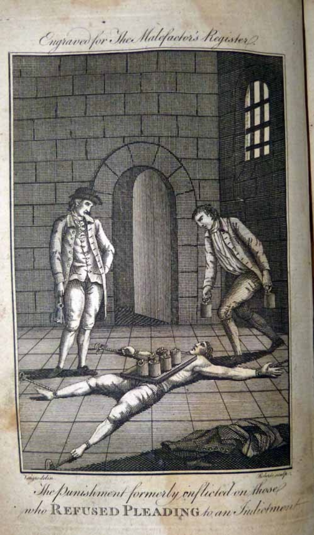 Ein altes Buchillustration, das einen Mann am Boden liegend umgeben von zwei Personen, einer Wand, einer Tür und einem Fenster zeigt, mit der Bildunterschrift "Die Strafe, die früher denen auferlegt wurde, die sich weigerten, sich schuldig zu bekennen."