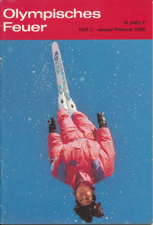 Ein Buchumschlag mit einem Skifahrer in der Luft mit entschlossener Miene, der eine Skiausrüstung trägt, mit dem Text "Olympische Spiele Feuer - Heft 1 - Januar/Februar 1988."