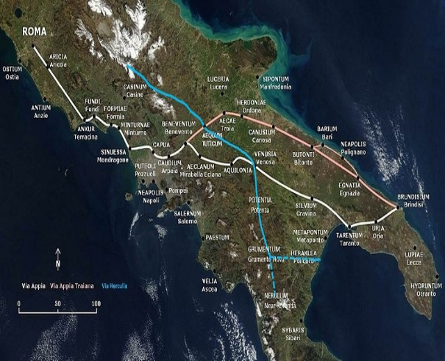 Eine Karte von Italien mit einer blauen Linie, die eine kreisförmige Zugroute von und nach Rom darstellt und durch verschiedene Städte und Orte führt, die mit Text markiert sind.