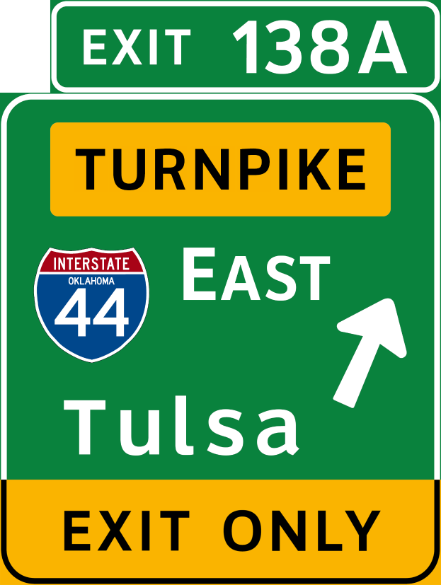 Ein grünes und gelbes Ausfahrtsschild mit der Aufschrift "Turnpike East Tulsa Exit Only"